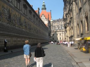 Becky and Robin walking to the Dresden Residenz
