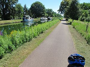 The bicycle path along the Rhine Canal